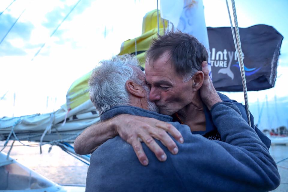 Photo ci-dessus : Jean Luc VDH, vainqueur du Golden Globe 2018 en 212 jours, accueille Tapio Lehtinen de retour aux Sables d'Olonne, le dernier arrivé après 322 jours de mer. Crédit : Jf.Brossier / Ville des Sables d'Olonne